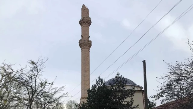 Tokat’ta 5,6’lık deprem nedeniyle cami minaresi yıkıldı