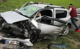 Tokat’ta kafa kafaya çarpışan araçlarda 8 kişi yaralandı