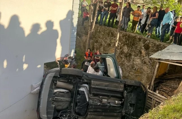 Tunceli’de kaza sonucu otomobil istinat duvarından düştü, sürücü yaralandı