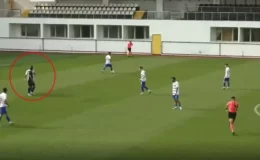 Türkiye’nin konuştuğu maçtan kafa karıştıran görüntü! Son dakika gole giden futbolcunun üzerine yürüdüler