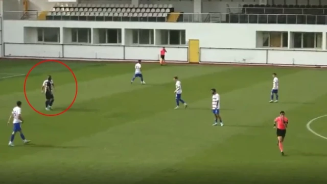 Türkiye’nin konuştuğu maçtan kafa karıştıran görüntü! Son dakika gole giden futbolcunun üzerine yürüdüler