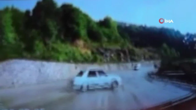 Yağmur nedeniyle kayganlaşan yolda iki araç çarpıştı… O anlar kamerada