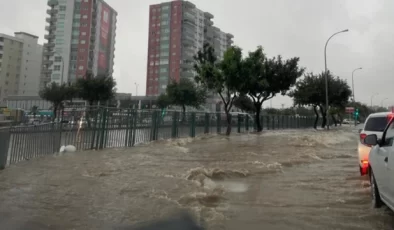 Adana’da yağmur hayatı felç etti! Yollar göle döndü, evleri su bastı