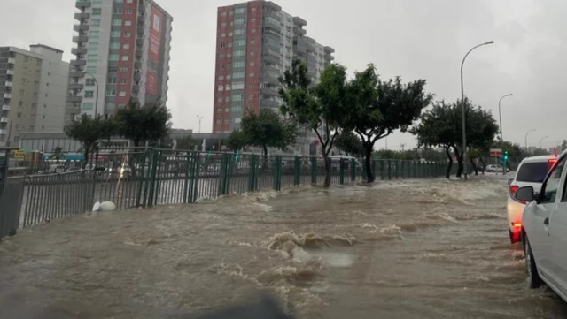 Adana’da yağmur hayatı felç etti! Yollar göle döndü, evleri su bastı