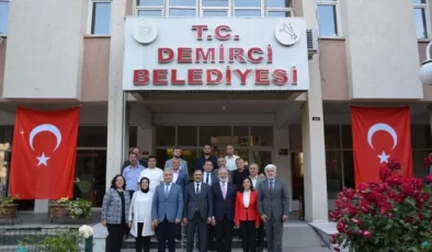 AK Parti Grup Başkanvekili Bahadır Yenişehirlioğlu, Demirci Belediye Başkanı Erkan Kara’yı ziyaret etti