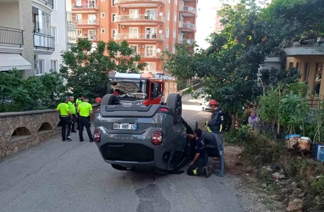 Alanya’da otomobil devrildi: 1’i çocuk 3 yaralı