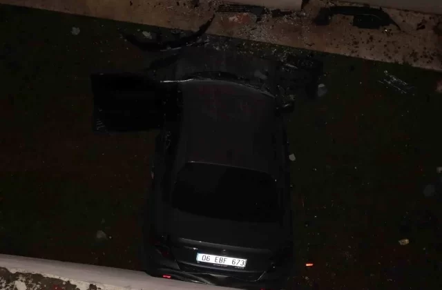 Ankara’da Kontrolden Çıkan Otomobil Bina Boşluğuna Düştü