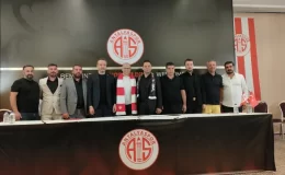 Antalyaspor, Fenerbahçe’nin efsanesi Alex de Souza ile 2 yıllık sözleşme imzaladı