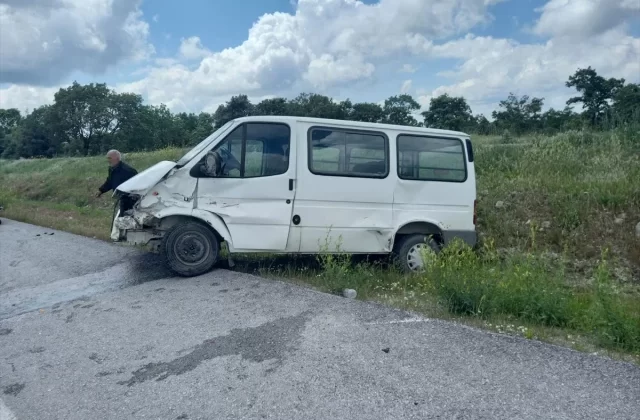 Balıkesir’de otomobil ile minibüs çarpıştı: 4 yaralı