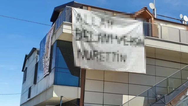 Binaya asılan “Allah belanı versin Nurettin” yazılı pankart vatandaşları şaşırttı