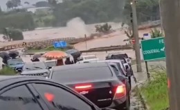 Brezilya’da 32 kişinin öldüğü sel felaketinde, şiddetli sel suları bir köprüyü saniyeler içinde yerle bir etti