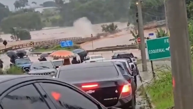 Brezilya’da 32 kişinin öldüğü sel felaketinde, şiddetli sel suları bir köprüyü saniyeler içinde yerle bir etti
