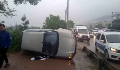 Bursa’da Sürücünün Kontrolünden Çıkan Otomobil Yan Yattı