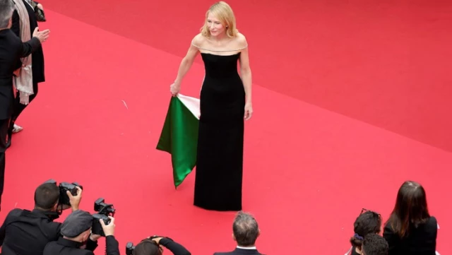 Cannes’a damga vuran kıyafet! Dünyaca ünlü oyuncu, elbisesiyle Filistin’e destek verdi