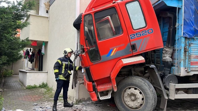Çayırova’da freni boşalan kamyon ev ve otomobile çarptı