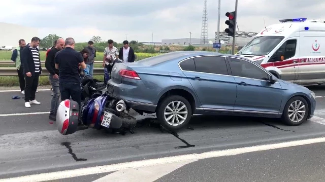 Çerkezköy’de kırmızı ışıkta duran otomobilin altına giren motosikletli yaralandı