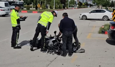 Çorum’da motosikletin otomobille çarpıştığı kazada yaralanan sürücü hastanede tedavi altına alındı