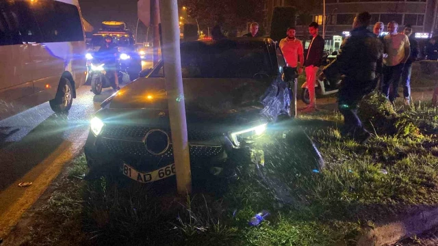Düzce’de otomobil ile hafifi ticari araç çarpıştı, 3 kişi yaralandı