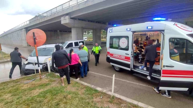 Edirne’de Sanayi Kavşağı’nda Meydana Gelen Kazada 3 Kişi Yaralandı