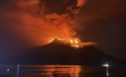 Endonezya’da yanardağ patladı, küller komşu ülkeye ilerliyor