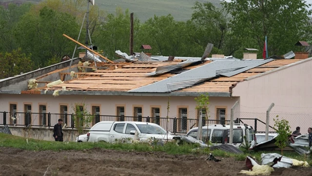 Erzurum’da hortum nedeniyle birçok ev ve okulun çatısı uçtu