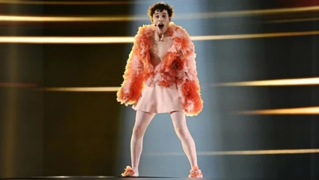 Eurovision’da LGBT+ propagandası! Nemo’ya birinciliği tüylü ceketi ve saten eteği getirdi
