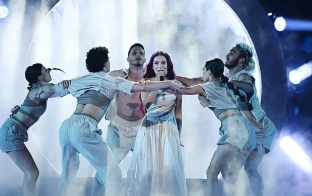 Eurovision’da sahne alan İsrailli şarkıcı Eden Golan’ın şarkısı, “Filistin’e Özgürlük” sloganları ve yuhalamalarla kesildi