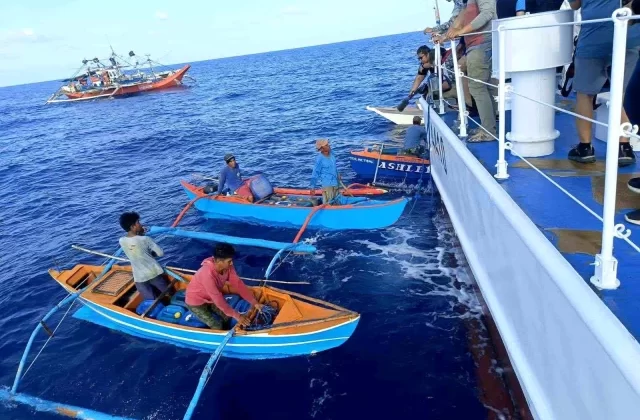 Filipinler, Çin’in Filipinler gemilerine tazyikli su sıkmasını protesto etti