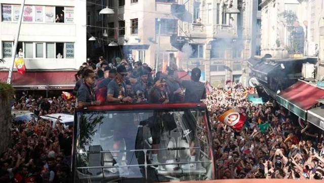 Galatasaray’ın şampiyonluk kutlamaları başladı! İstanbul’da sokaklar sarı-kırmızı