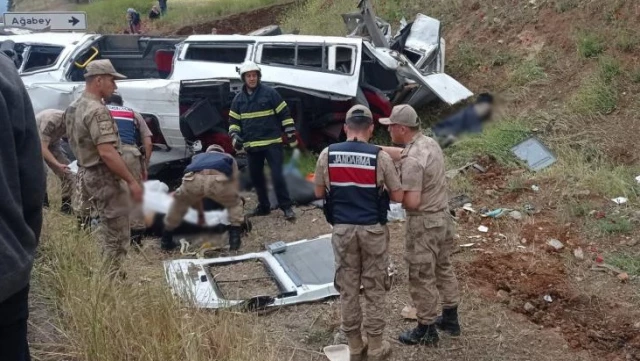 Gaziantep’te çimento tankeri minibüse çarptı! 8 kişi hayatını kaybetti, 11 kişi yaralandı