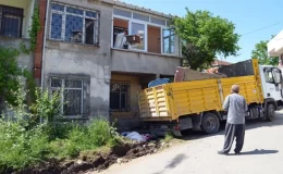 Gebze’de bir evden 10 kamyon çöp çıkarıldı