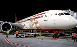 Havayolu şirketi Air India, kabin memurlarının hasta olduğunu bildirerek 90 uçuşunu iptal etti