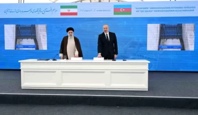 İran Cumhurbaşkanı İbrahim Reisi, Azerbaycan-İran sınırındaki Hudaferin Barajı’nın açılışı için Azerbaycan Cumhurbaşkanı İlham Aliyev ile bir araya geldi
