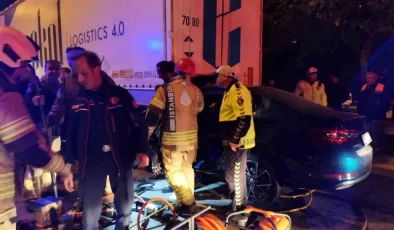 İstanbul Pendik’te Otomobil Tırın Dorsesine Saplandı: 1 Yaralı