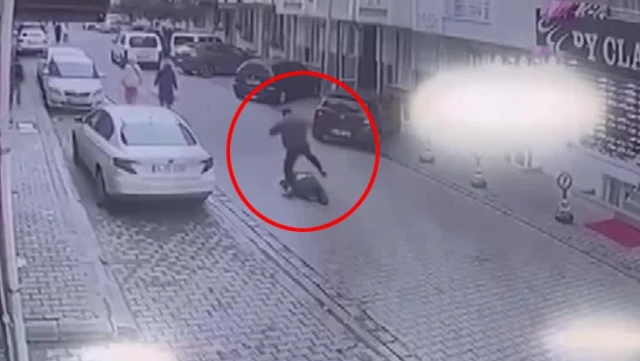 İstanbul’da market sahibi meyve çalan hırsızı sokak ortasında tekme tokat dövdü