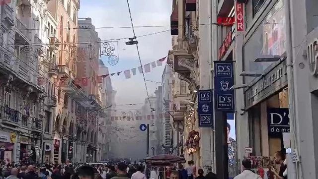 İstiklal Caddesi’nde mağazada yangın! Polis bölgeyi boşaltıyor