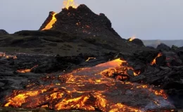 İzlanda’da 6 bin yıl sonra harekete geçen yanardağ üst üste 4. kez patladı