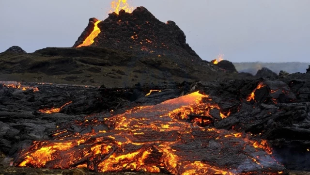 İzlanda’da 6 bin yıl sonra harekete geçen yanardağ üst üste 4. kez patladı