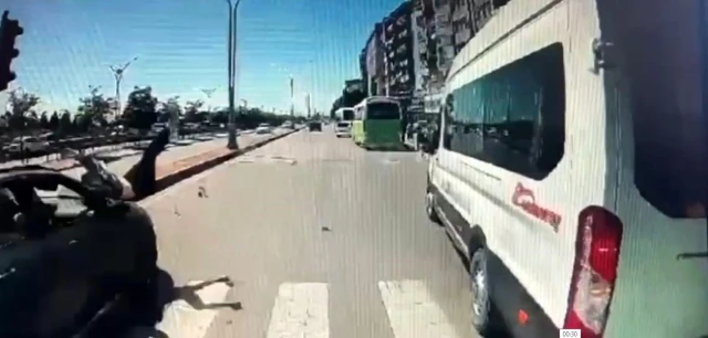 İzmit’te Otomobilin Çarptığı Kadının Kaza Anı Kamerada