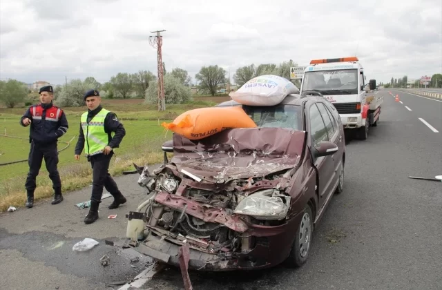 Kayseri’de Yem Yüklü Kamyonet ile Otomobil Çarpıştı: 3 Yaralı