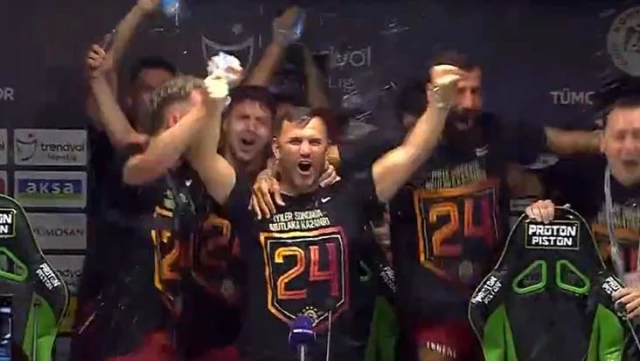 Klasikleşen şampiyonluk kutlaması! Galatasaraylı futbolcular, Okan Buruk’un basın toplantısını bastı