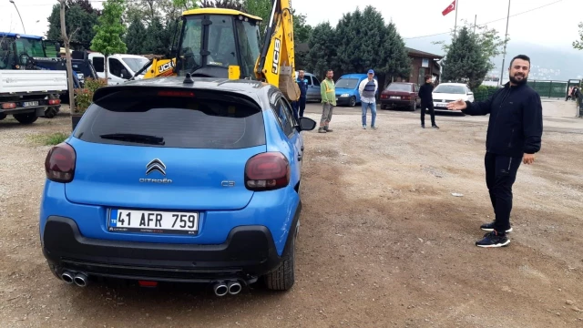 Kocaeli’de Gaz Pedalı Takılı Kalan Otomobil Bebek Arabasına Çarptı