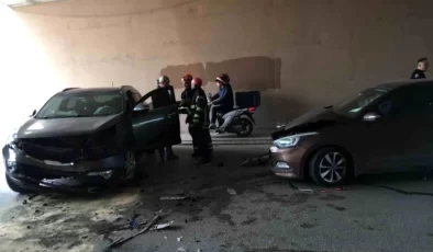 Kocaeli’de kafa kafaya çarpışan otomobillerde 2 kişi yaralandı
