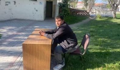 Konya Emirgazi belediyesinde skandal! Engelli personeli tuvaletin önündeki masada görevlendirdiler