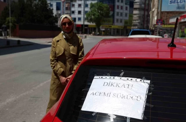 Konya’da Trafikte Heyecanını Yenmek İçin ‘Dikkat Acemi Sürücü’ Yazısı Kullanan Kadın Sürücü