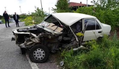 Kütahya’da otomobil tıra çarptı: 2 yaralı