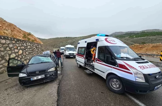 Malatya’da Otomobil İstinat Duvarına Çarptı: 4 Yaralı