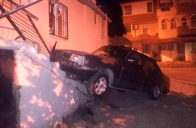 Manavgat’ta otomobil binaya çarptı