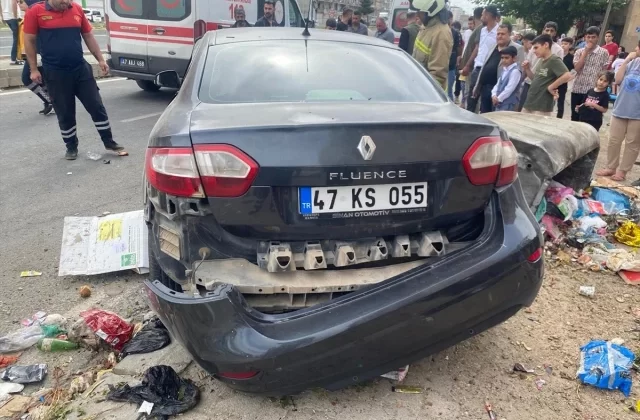 Mardin’de çöp konteynerine çarpan otomobilde 4 kişi yaralandı