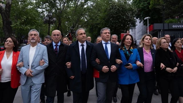 Protesto için MEB’e yürüyen CHP milletvekillerine “simit” sürprizi